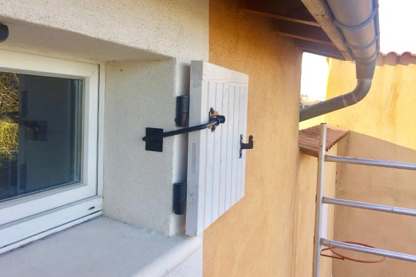 Remplacer les volets en bois d'une maison